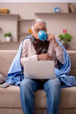 Yaşlı adam evde acı çekiyor.