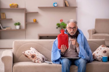 Yaşlı adam evde acı çekiyor.