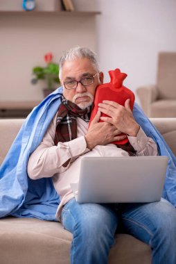 Yaşlı adam evde acı çekiyor.