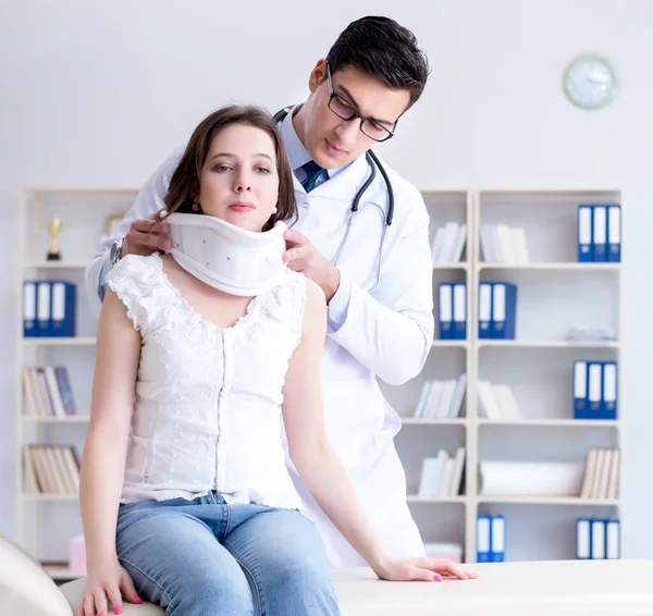 목에 부상을 입은 한 여성 이 건강 검진을 위해 의사를 찾아 갑니다. — 스톡 사진