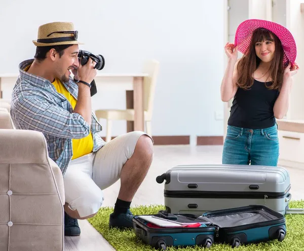 Embalaje familiar joven para viajes de vacaciones — Foto de Stock