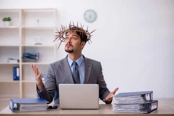 Jeune employé masculin portant une couronne piquante sur la tête — Photo
