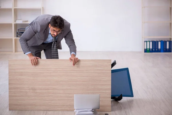 Ung manlig anställd som arbetar övertid på kontoret — Stockfoto