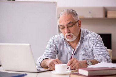 Salgın sırasında evde çalışan yaşlı bir erkek işçi.