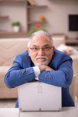 Memlekette maaş konseptinde çalışan yaşlı bir erkek.