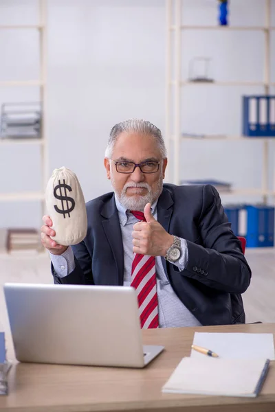 Anciano empleado en concepto de remuneración en el lugar de trabajo — Foto de Stock