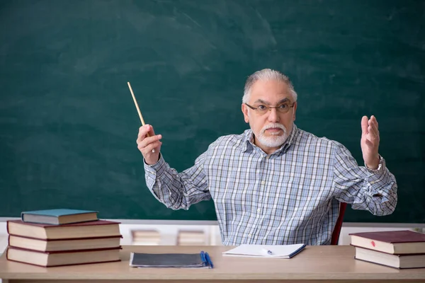 Oude mannelijke leraar in de klas — Stockfoto