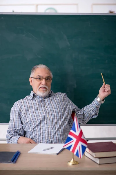 Oude leraar Engels in de klas — Stockfoto