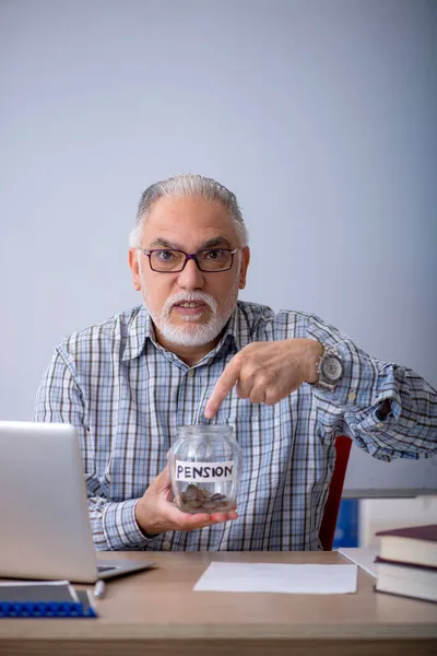 Old male teacher in retirement concept — Stock Photo, Image