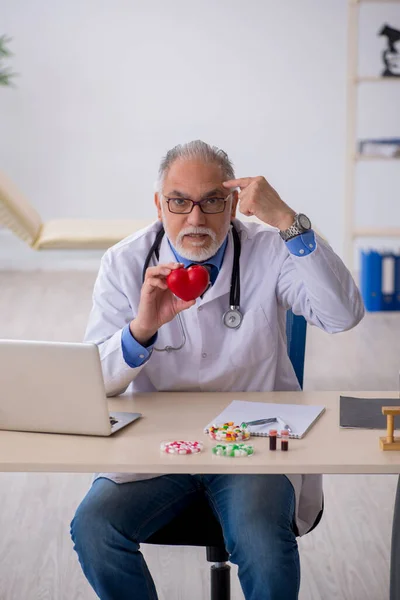 Old male doctor pharmacist working at the lab — Stock Photo, Image