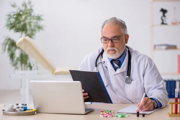 Laboratuvarda çalışan yaşlı erkek doktor eczacı. — Stok fotoğraf