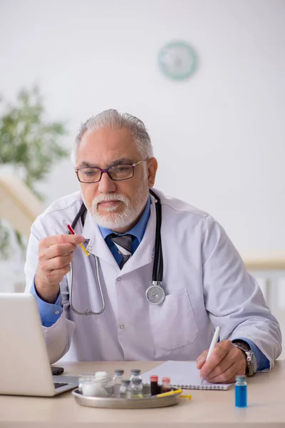 Old male doctor pharmacist working at the lab — Stock Photo, Image