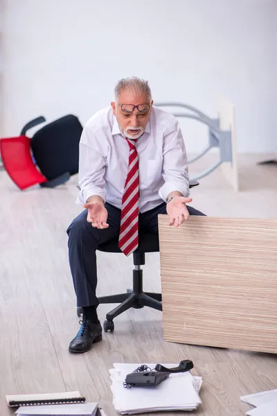 Alte männliche Angestellte, die Überstunden im Büro macht — Stockfoto
