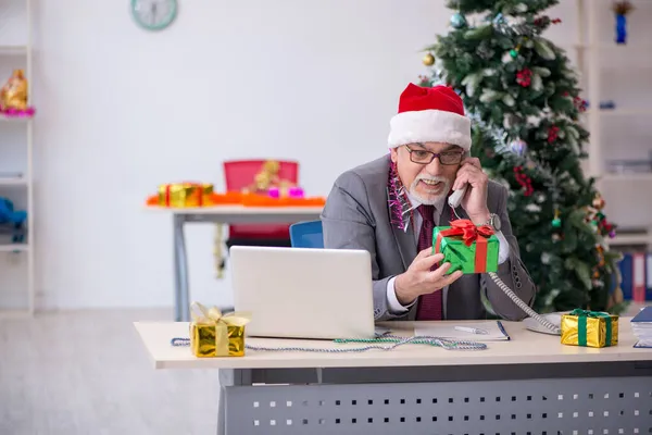 Impiegato di sesso maschile anziano che celebra il Natale sul posto di lavoro — Foto Stock