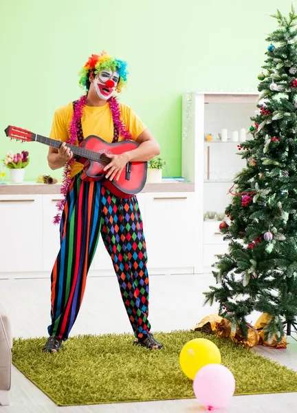 Rolig clown i jul firande koncept — Stockfoto