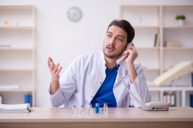 Aşı konseptinde genç bir erkek doktor.