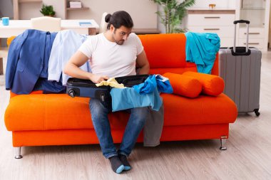 Genç öğrenci eve gitmek için hazırlanıyor.