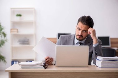 Ofiste çalışan genç bir erkek.