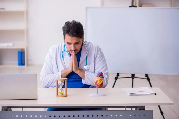 Ung manlig läkare kardiolog i time management koncept — Stockfoto