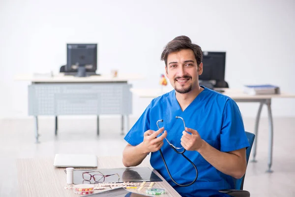 Klinikte çalışan genç erkek doktor. — Stok fotoğraf