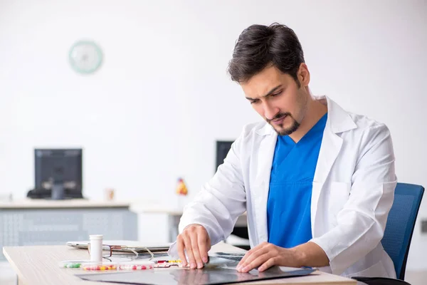 Klinikte çalışan genç bir erkek radyolog. — Stok fotoğraf