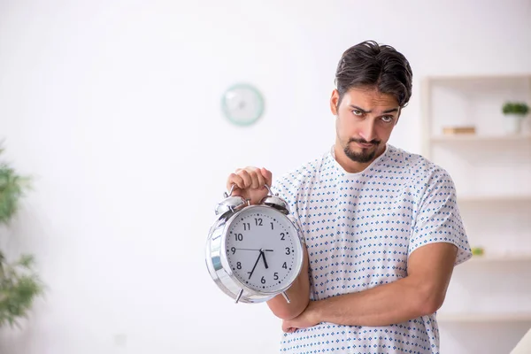 Joven paciente masculino en concepto de gestión del tiempo — Foto de Stock