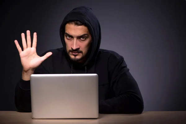 Jovem hacker masculino em fundo cinza — Fotografia de Stock