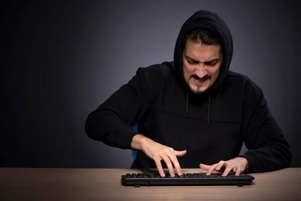 Ung man hacker på grå bakgrund — Stockfoto