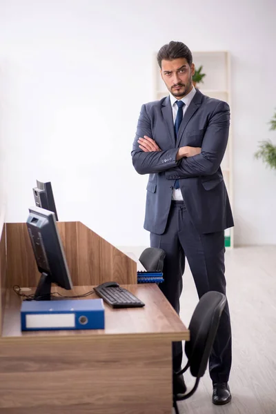 Jovem empregado do sexo masculino que trabalha no escritório — Fotografia de Stock