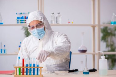 Salgın sırasında laboratuvarda çalışan genç bir kimyager.