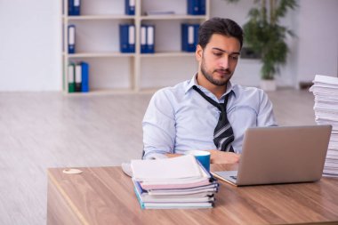 Genç işadamı ofisteki aşırı işten memnun değil.