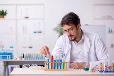 Genç erkek kimyager uyuşturucu sentezi konsepti