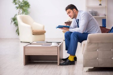 Genç işadamı iş görüşmesini bekliyor.