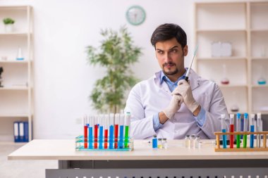 Laboratuvarda çalışan genç bir kimyager.