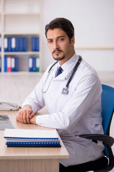 Jonge mannelijke arts werkzaam in de kliniek — Stockfoto