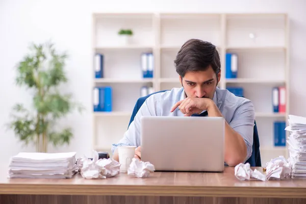 Joven empleado masculino rechazando nuevas ideas en la oficina — Foto de Stock