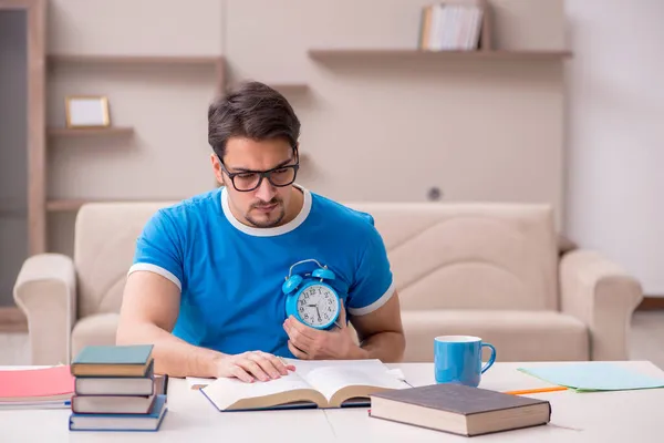 Молодий студент-чоловік навчається вдома в концепції управління часом — стокове фото