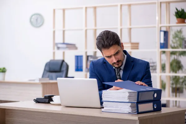 Junge hübsche Angestellte, die im Büro arbeitet — Stockfoto