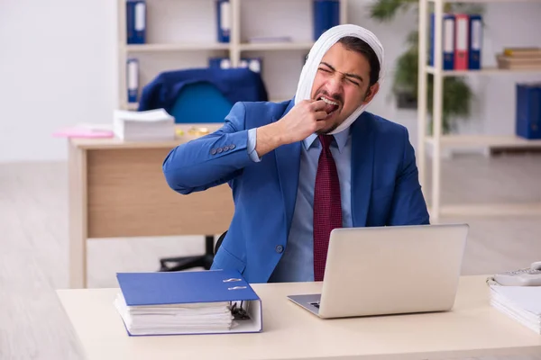 Jonge mannelijke werknemer met kiespijn op het werk — Stockfoto