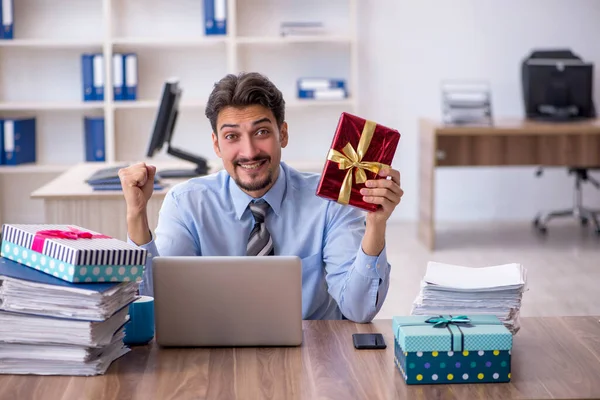 Jeune employé masculin célébrant son anniversaire sur le lieu de travail — Photo