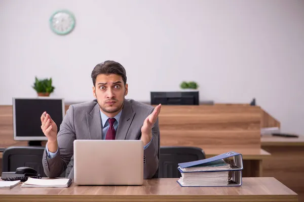 Giovane impiegato d'affari che lavora in ufficio — Foto Stock