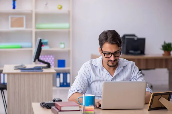 Joven empleado masculino que trabaja en la oficina —  Fotos de Stock