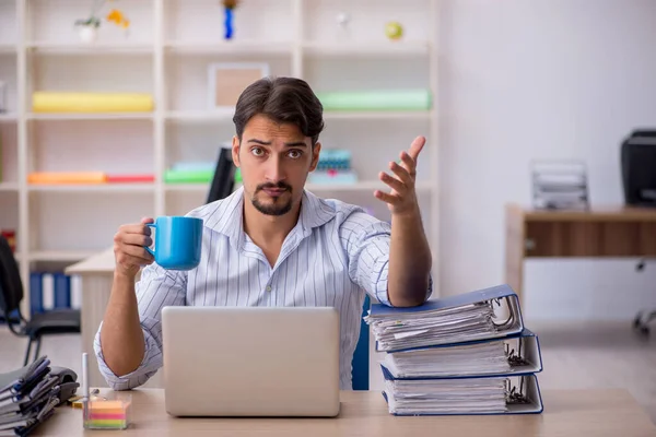 Giovane dipendente maschio che beve caffè durante la pausa — Foto Stock