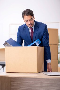 Taşınma konseptinde çalışan genç bir erkek.