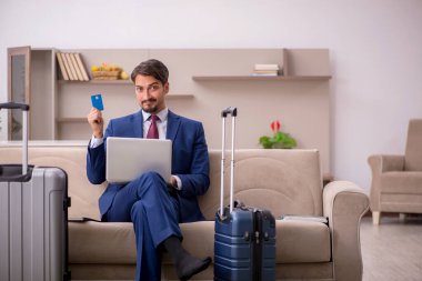 Genç işadamı eve gitmeye hazırlanıyor.