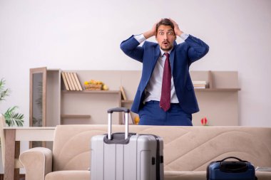 Genç işadamı eve gitmeye hazırlanıyor.