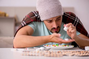 Evde acı çeken genç hasta adam.