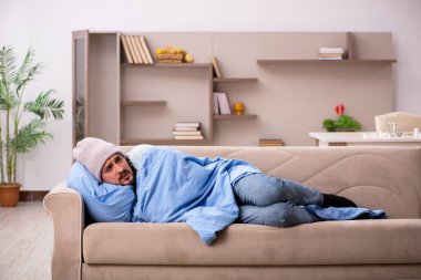 Genç adam evde acı çekiyor.