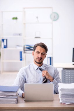 Ofiste çalışan genç işadamı.