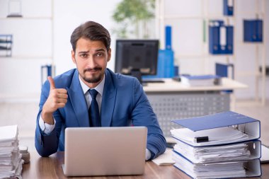 Ofiste çalışan genç işadamı.